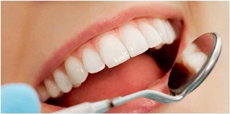 هل يمكن سد الفجوات بين الأسنان بشكل طبيعي؟