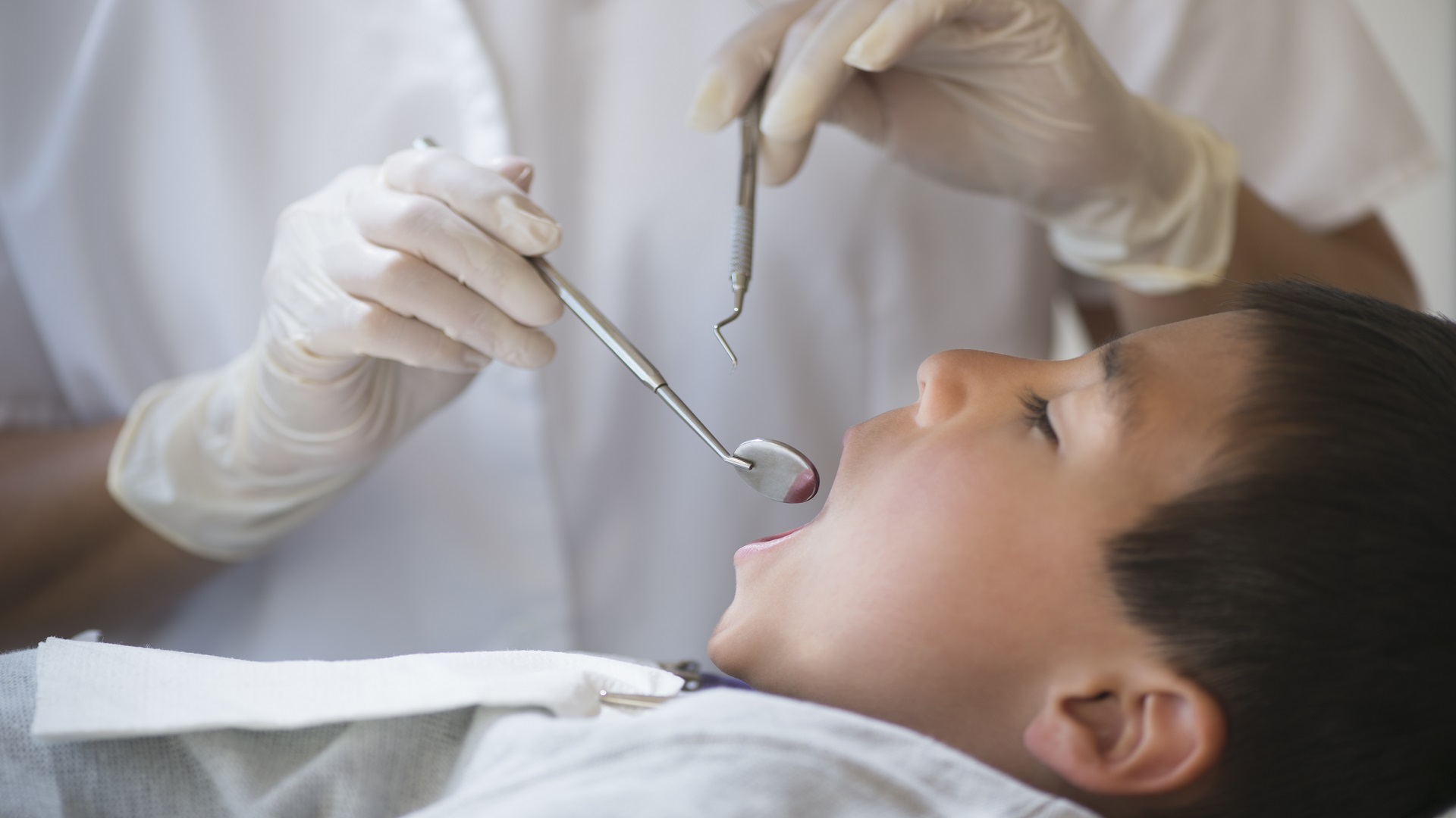 كيف يقوم أطباء أسنان الأطفال بخلع أسنان الأطفال؟