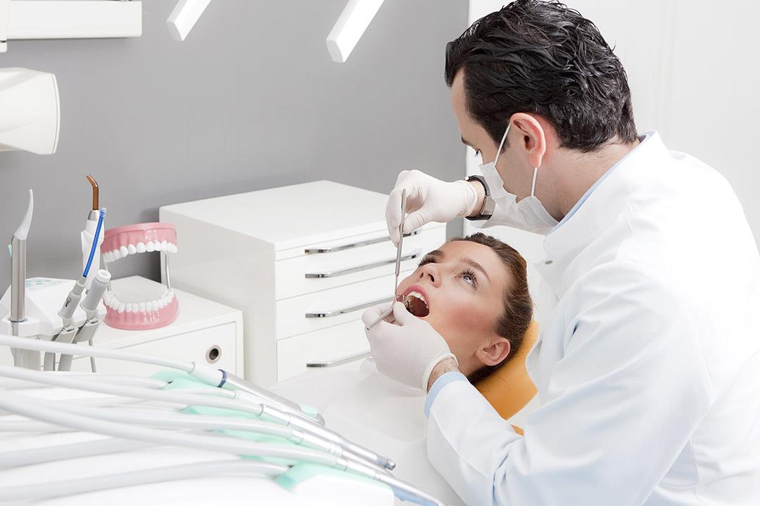 كيف اثبت تركيبة الاسنان؟