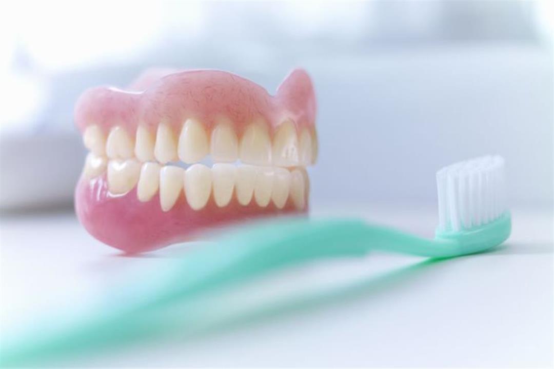 كيفية العناية بطقم الاسنان