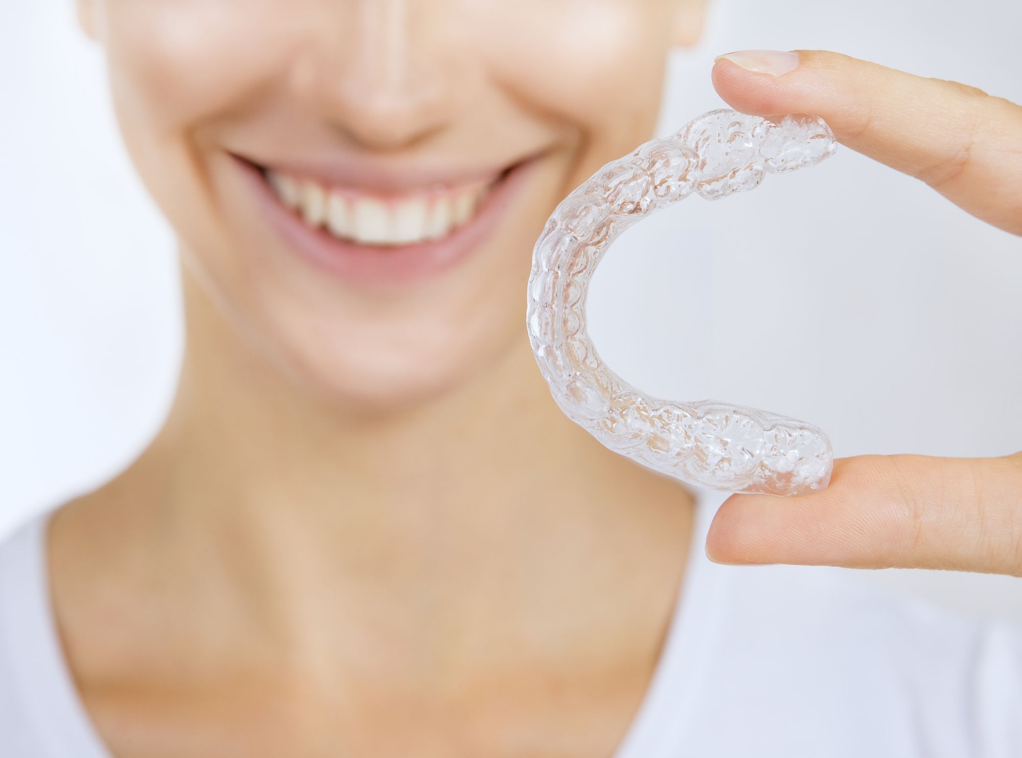 أنواع تقويم الاسنان الشفاف