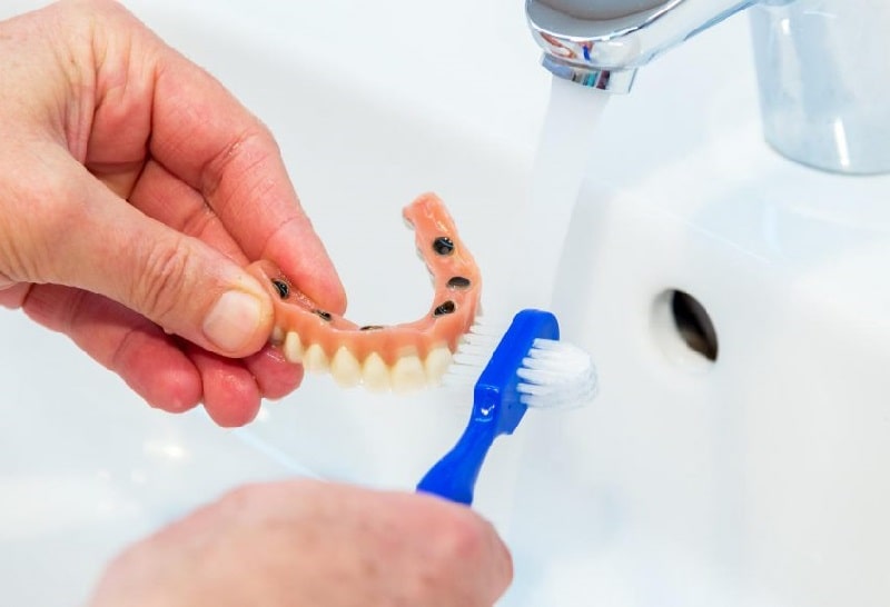 نصائح العناية بالتركيبات للأسنان