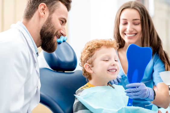 متى يحتاج طفلي لزيارة طبيب الأسنان؟