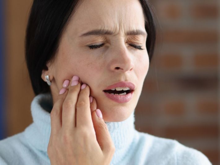 هل تركيب الاسنان بعد الزراعة يؤلم؟