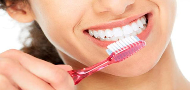 طريقة تنظيف تركيبات الاسنان