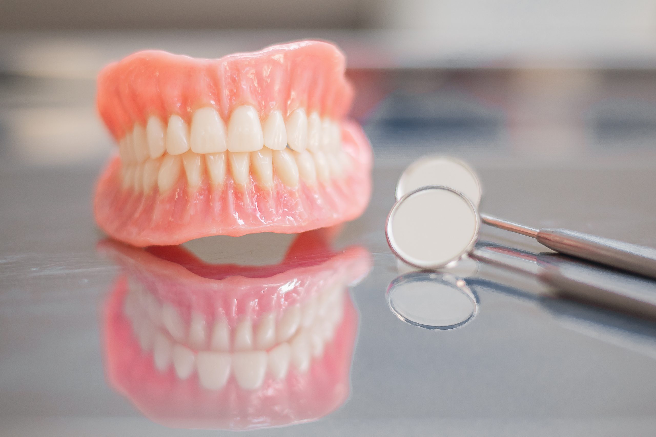 ما هي أنواع أطقم الأسنان