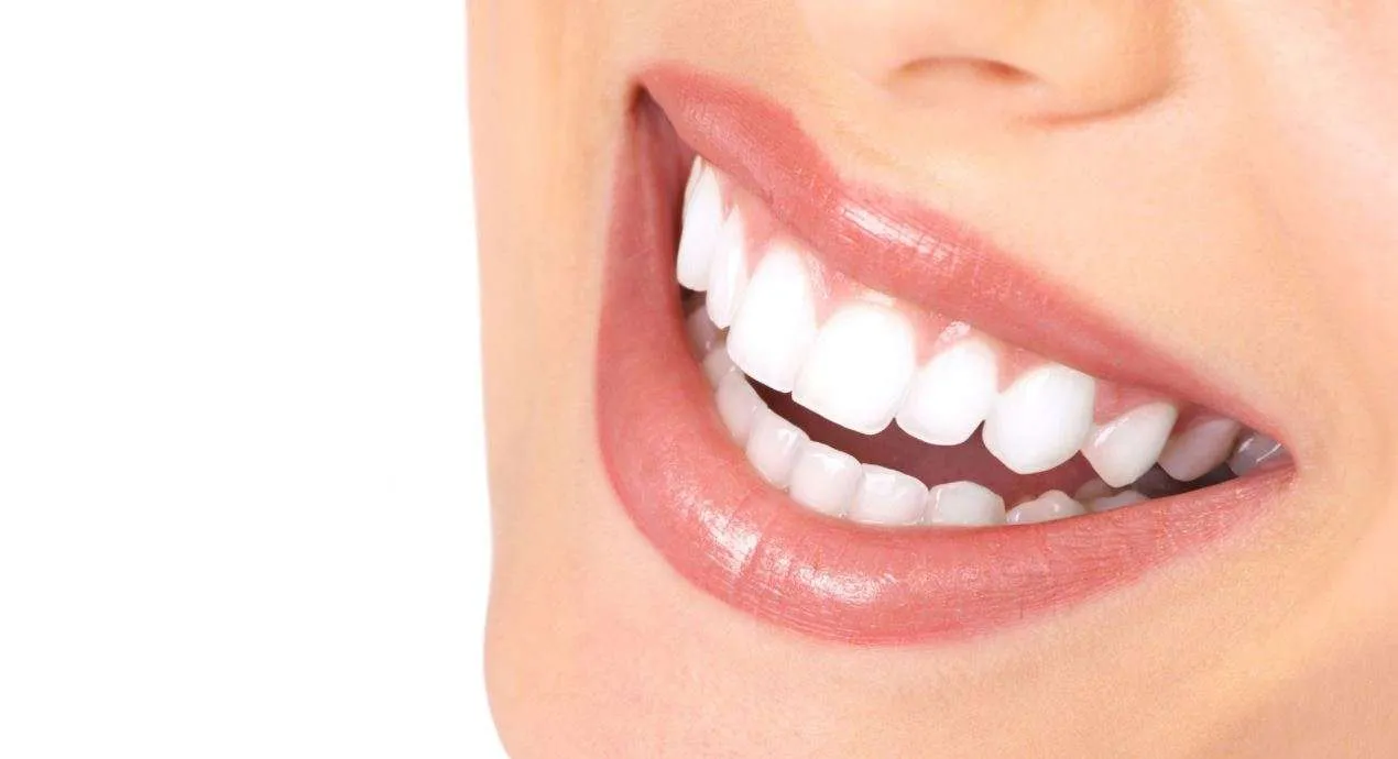 ما هي المواد التي يصنع منها تركيبات الاسنان؟