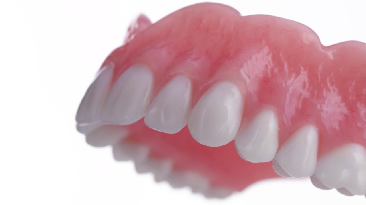 اكتشف تفاصيل تركيب طقم اسنان علوي وأهم خطوات العناية به!