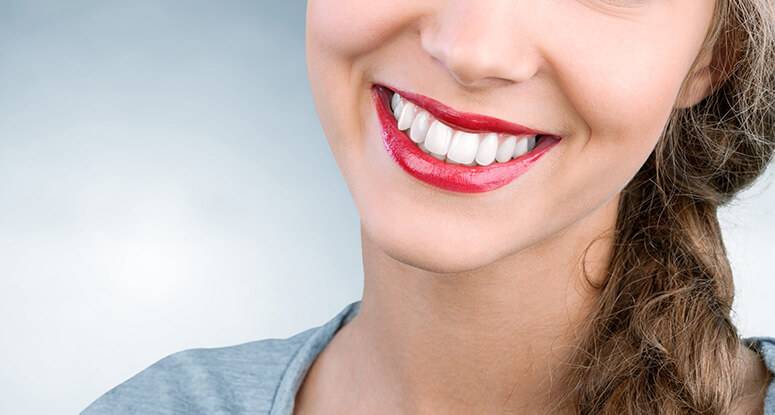 كيفية الاعتناء بالطبقة على الأسنان بعد تركيبها