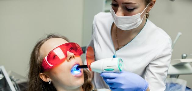 ما هي الحالات التي لا يمكنها إجراء عملية تبييض الأسنان؟