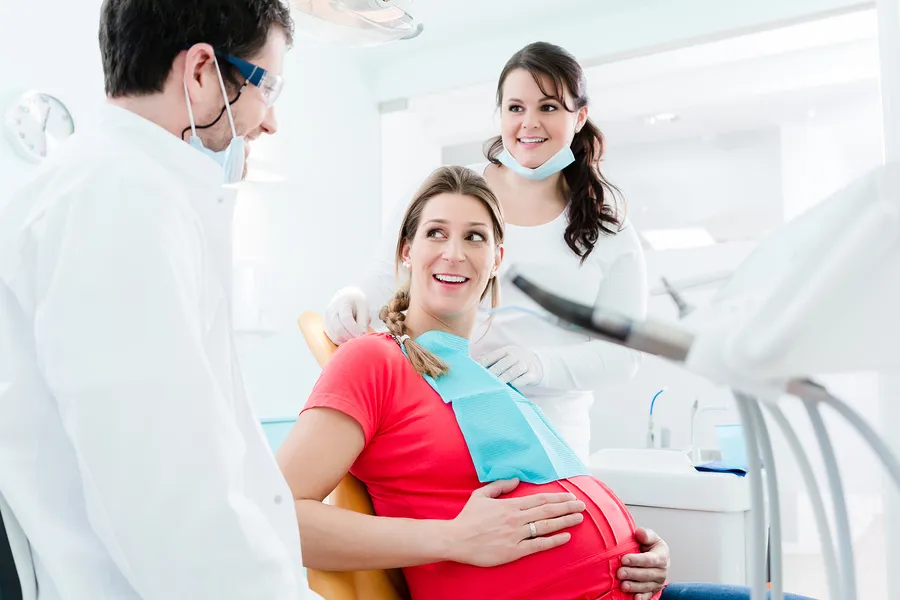 هل يمكن إجراء عملية تبييض الأسنان خلال فترة الحمل أو الرضاعة؟