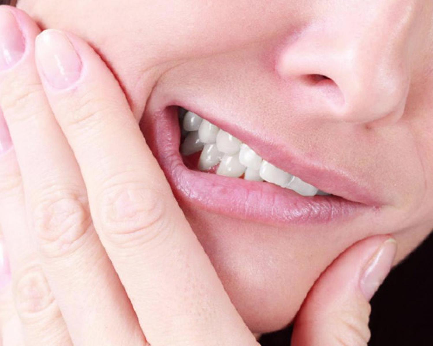 هل يؤدي تقويم الأسنان غير المرئي إلى تسوس الأسنان؟