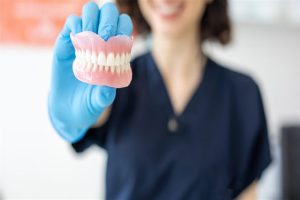 اكتشف تكلفة تركيب طقم اسنان ثابت بالتفصيل والمرشحون للعلاج به!