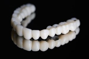 الفرق بين تركيب اسنان البورسلان والزيركون وما هي الطريقة المثالية لتركيبها؟