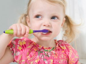 سبب ظهور بقع بيضاء في اسنان الاطفال وهل تظهر هذه البقع بفعل الوراثة!