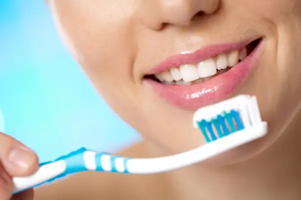 أفضل 10 شركات ل معجون الأسنان - Tops Arabia